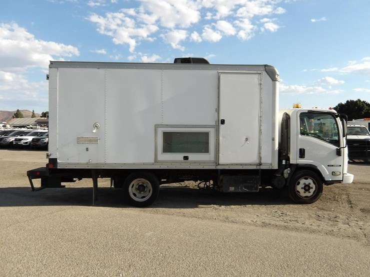 2016-isuzu-npr-image-6
