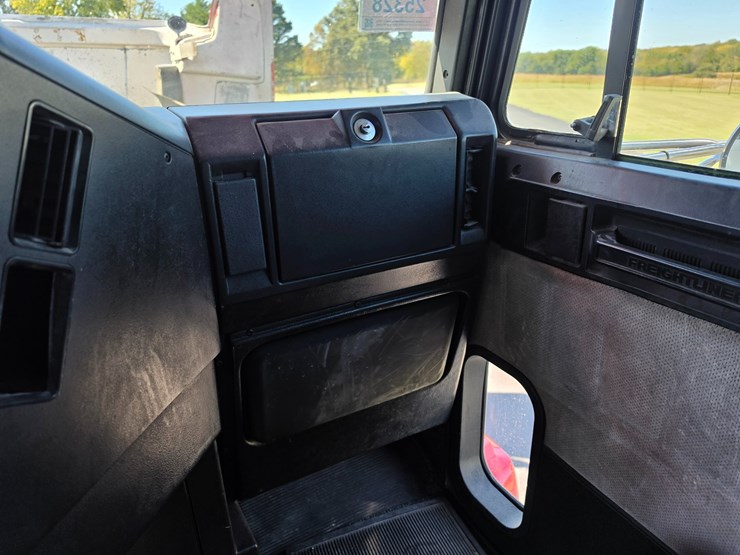 2001-freightliner-fld120-image-50