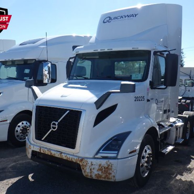 2020 VOLVO VNR300
