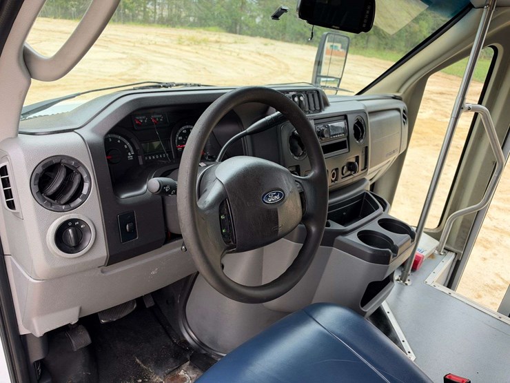 2017-ford-e450-image-11