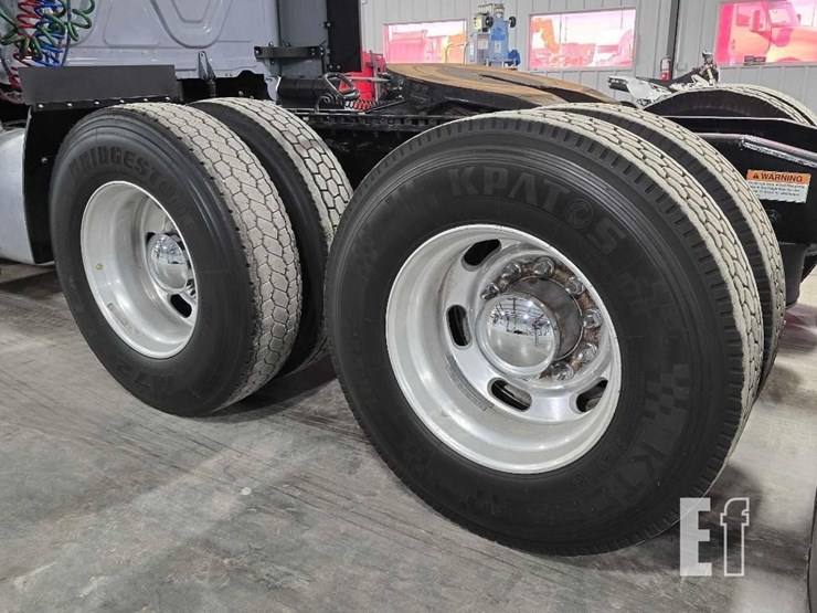 2020-freightliner-cascadia-126-image-30