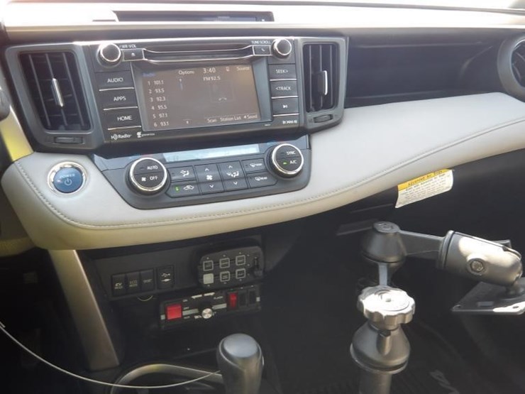 2016-toyota-rav4-xle-image-18