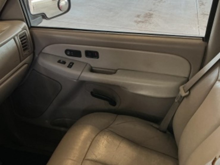 2002-chevrolet-tahoe-image-19