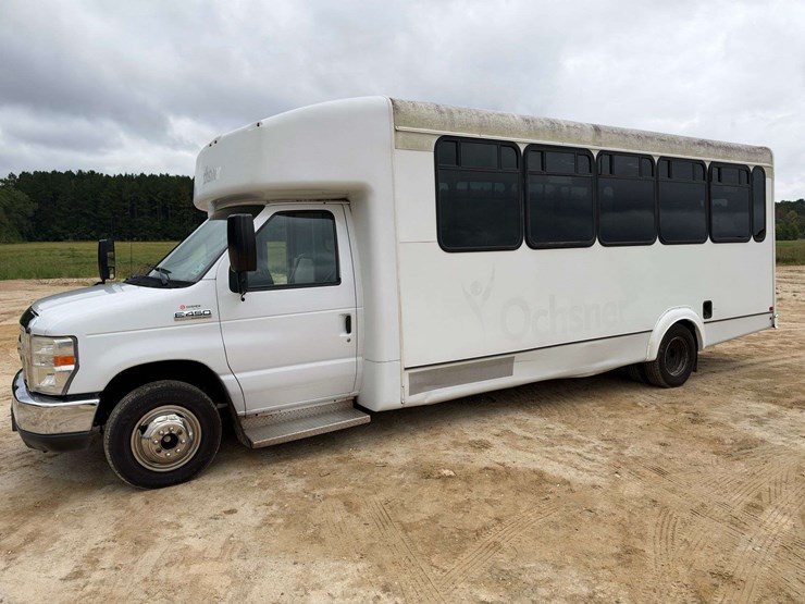 2017-ford-e450-image-1
