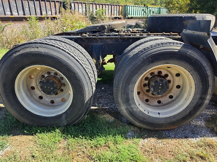 1996-peterbilt-377-image-77