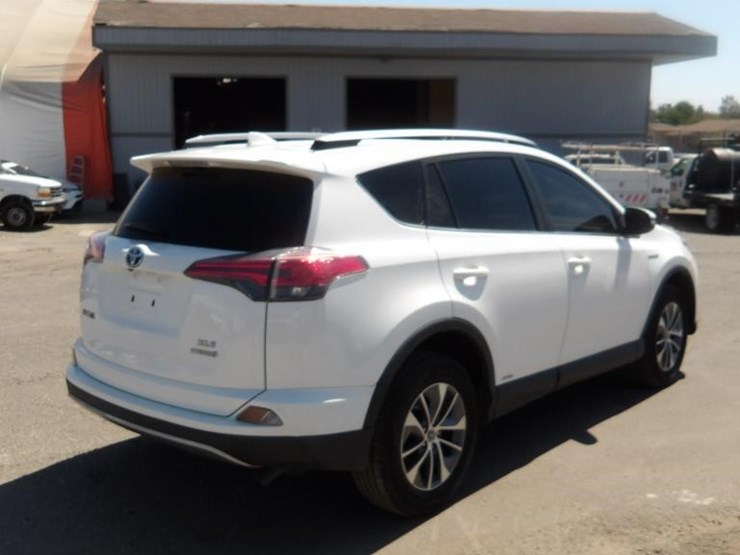 2017-toyota-rav4-xle-image-3