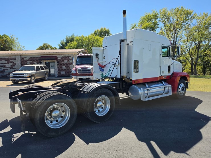 2001-freightliner-fld120-image-12