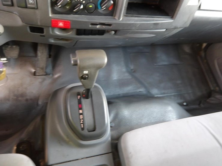 2016-isuzu-npr-image-73