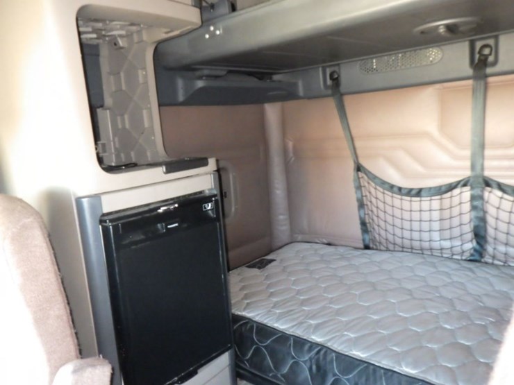 2017-freightliner-cascadia-125-image-19