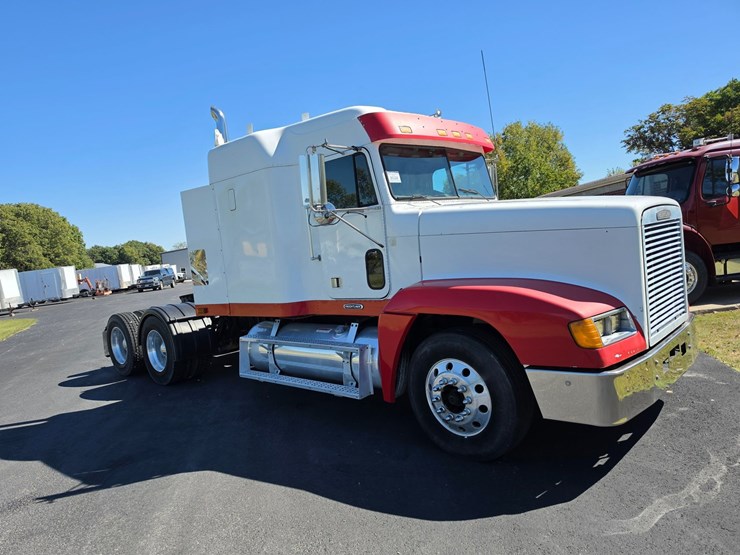 2001-freightliner-fld120-image-17