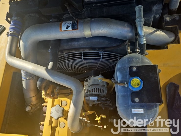 2011-deere-200d-image-24