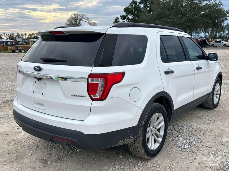 2016-ford-explorer-image-3