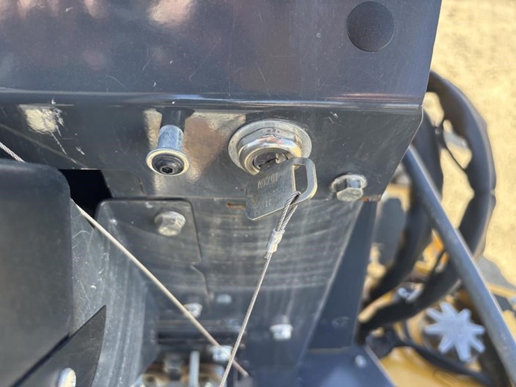 2021-deere-210l-image-38