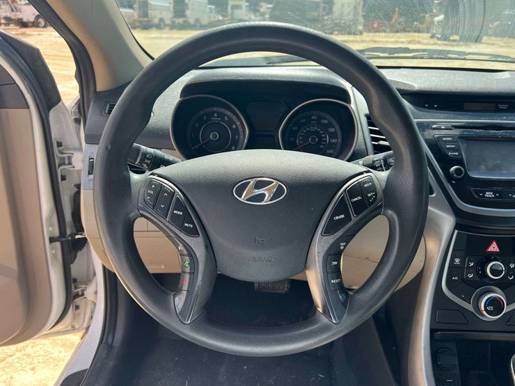 2015-hyundai-elantra-4-door-sedan-(177,178-miles)-image-12
