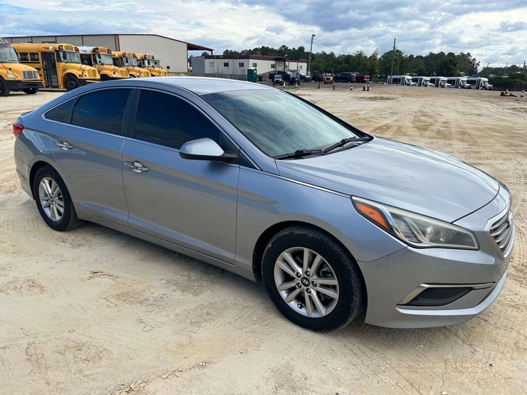2017-hyundai-sonata-4-door-sedan-(165,391-miles)-image-4