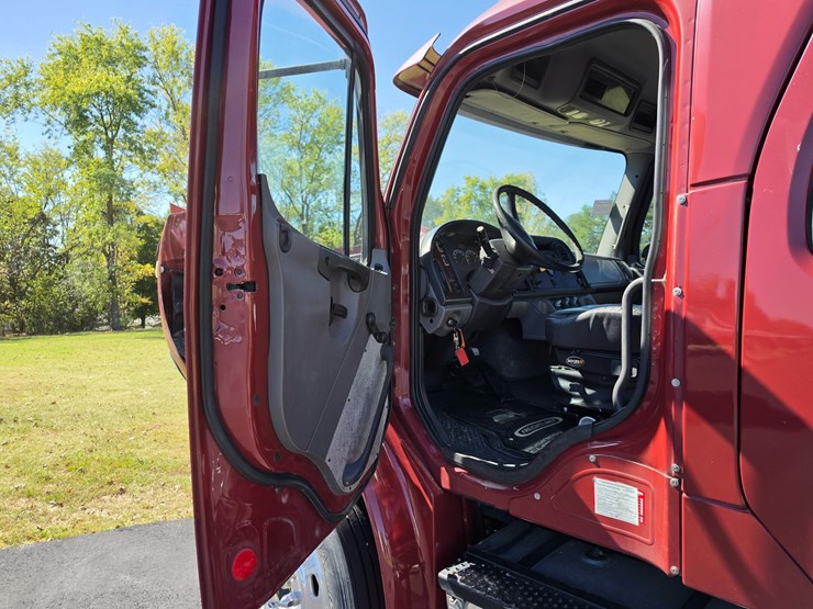 2007-freightliner-m2-106-image-44