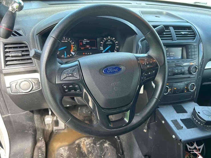 2016-ford-explorer-image-13