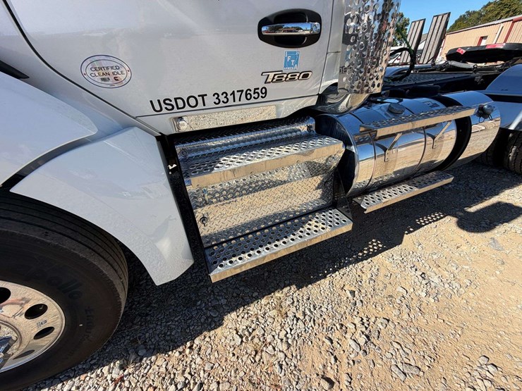 2024-kenworth-t880-image-30