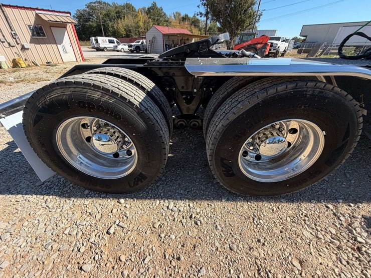 2024-kenworth-t880-image-24