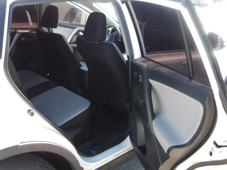 2017-toyota-rav4-xle-image-12