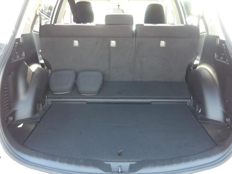 2016-toyota-rav4-xle-image-13