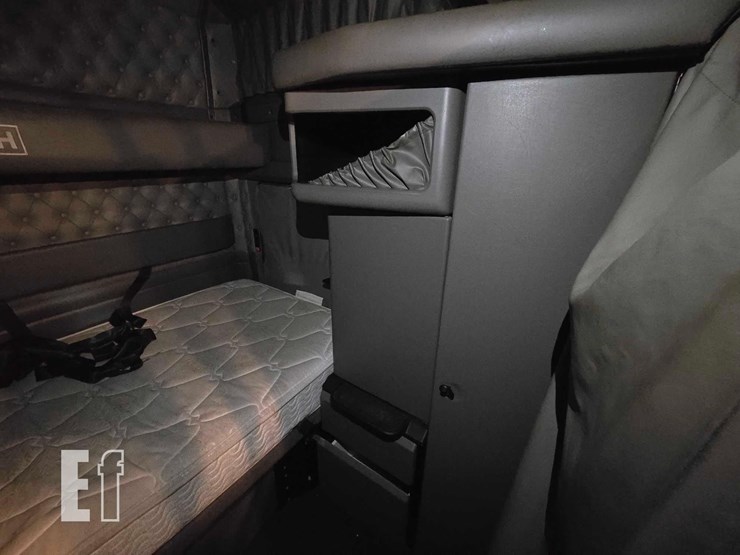 2016-kenworth-t800-image-17