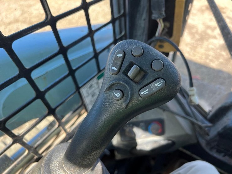 2012-bobcat-t630-image-21