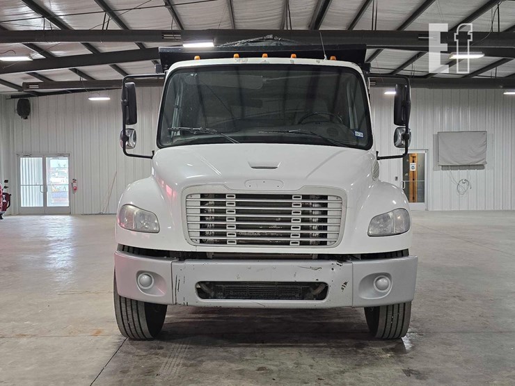 2016-freightliner-m2-106-image-7