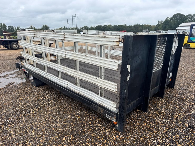 #8222-•-12’-flatbed-w/-lift-gate-image-5