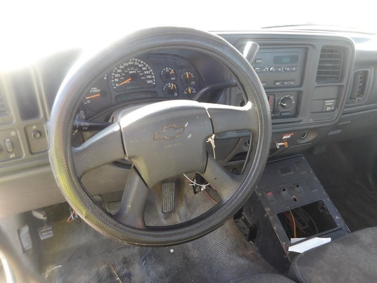 2003-chevrolet-silverado-utility-truck-image-13
