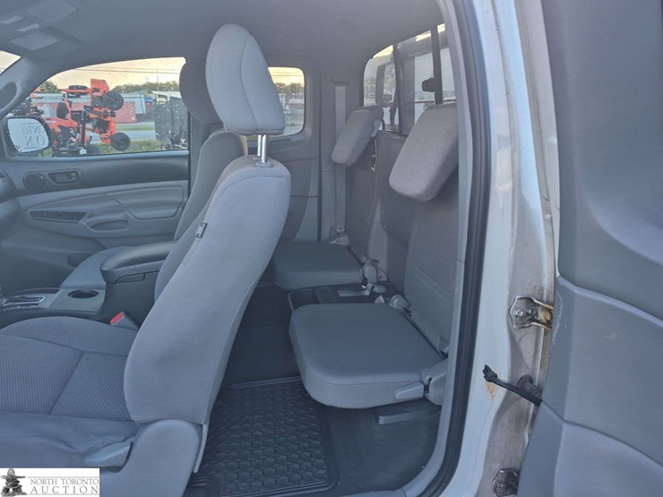 2015-toyota-tacoma-image-14