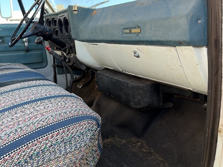 1973-tag-tandem-366-5+2,-motor-has-very-low-miles,-good-power,-roll-tarp,-truck-runs-and-operates-good-image-41