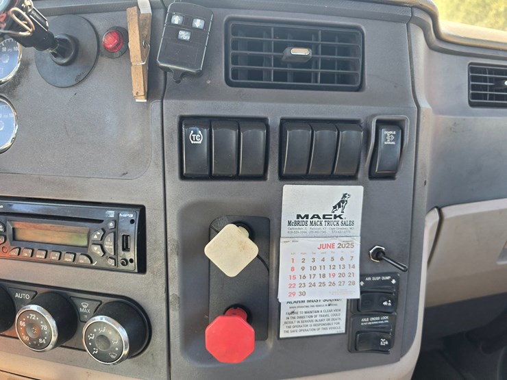 2014-peterbilt-579-image-47