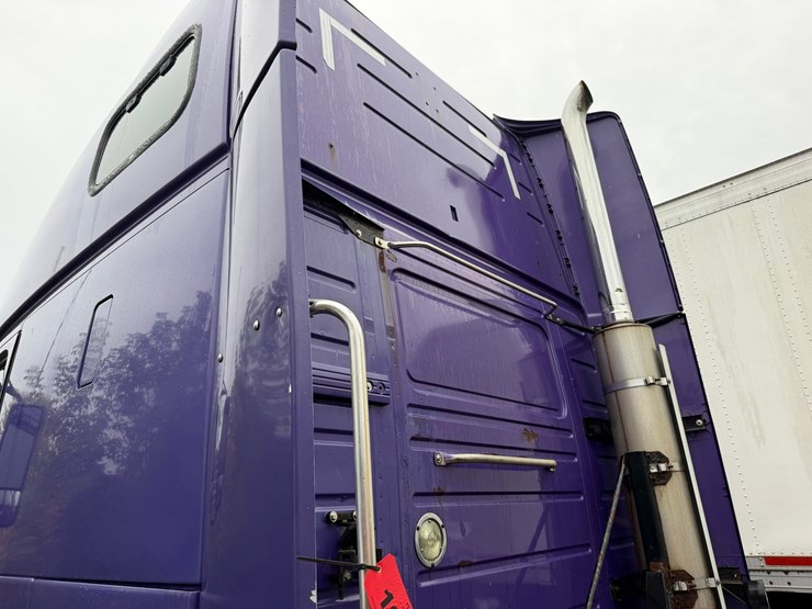 #1662-•-volvo-sleeper-cab-truck-tractor-image-15