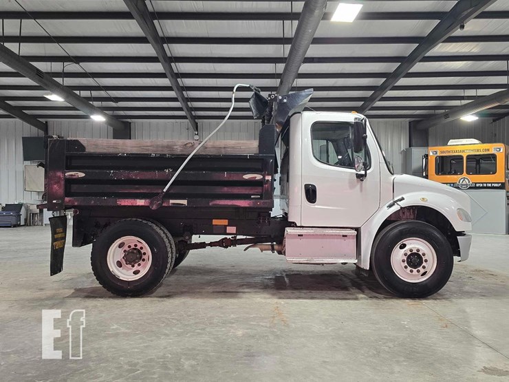 2016-freightliner-m2-106-image-6