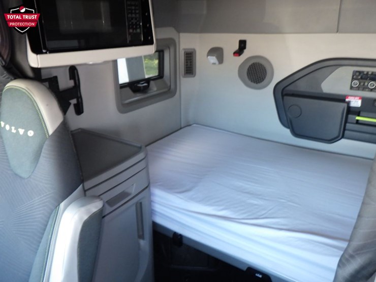 2025-volvo-vnl860-image-18