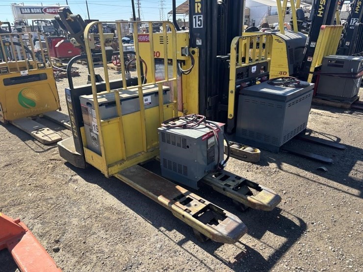 hyster-b60xt-pallet-lift-image-2