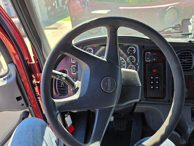 2007-freightliner-m2-106-image-65