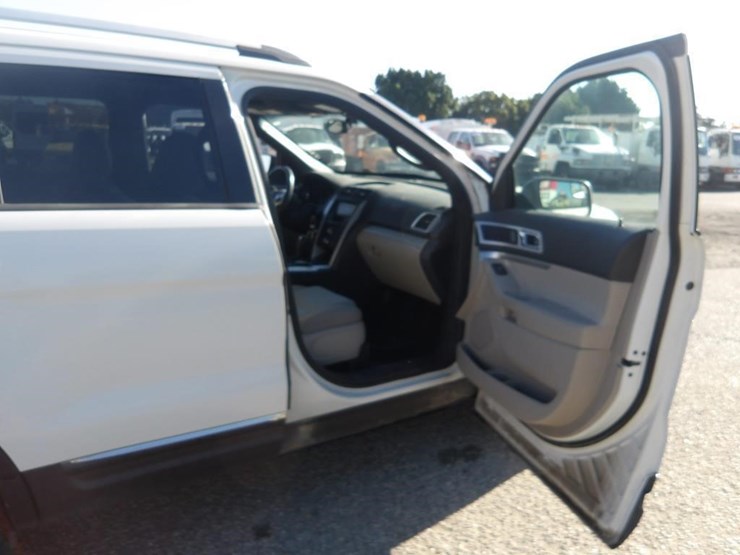 2012-ford-explorer-xlt-image-10