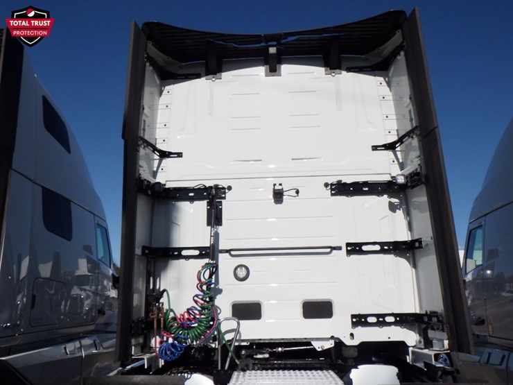 2025-volvo-vnl860-image-10