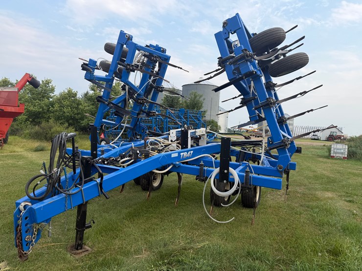 47'-model-tb47-nh3-applicator,-raven-control,-excellent-condition.-note:-this-piece-of-equipment-has-been-stored-inside-and-is-as-nice-as-you'll-ever-find.-includes-pallet-of-extra-nh3-drops-image-2