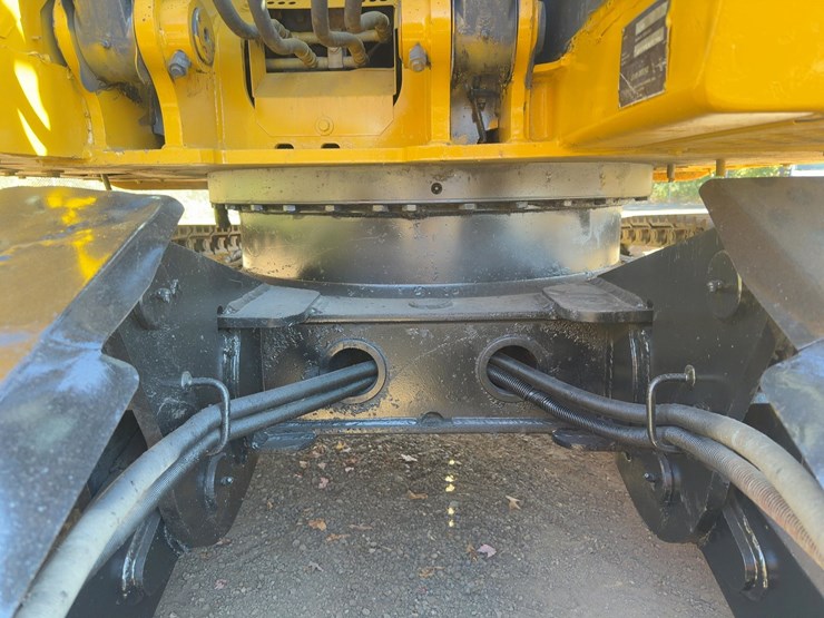 2010-deere-135d-image-16