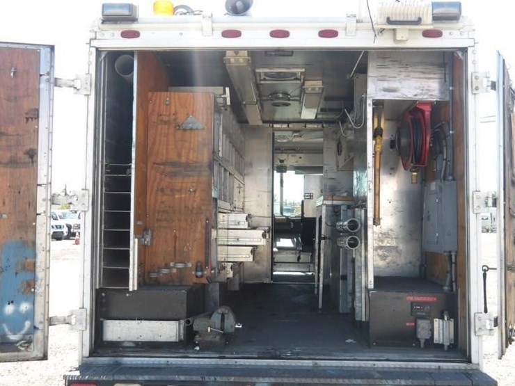 2002-workhorse-w62-image-19