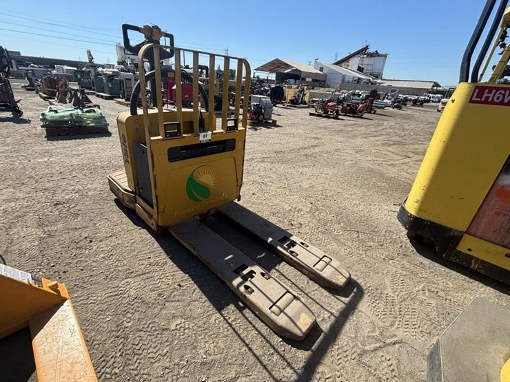 yale-pallet-lift-image-2