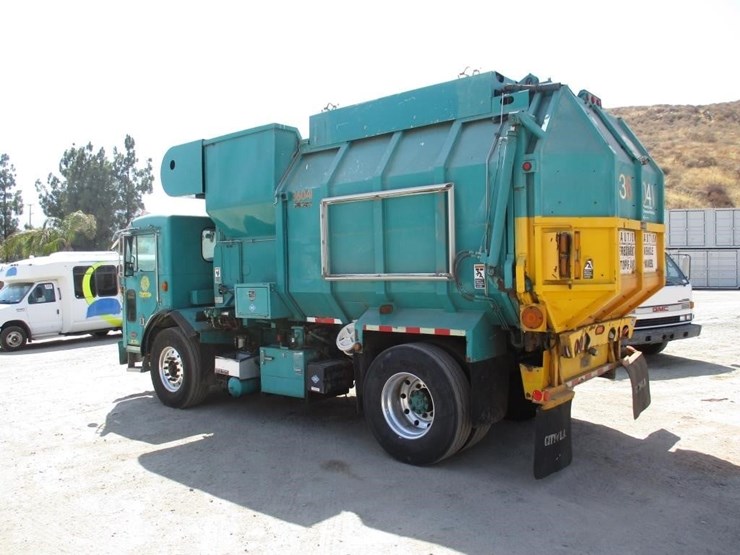 2009-peterbilt-320-image-3