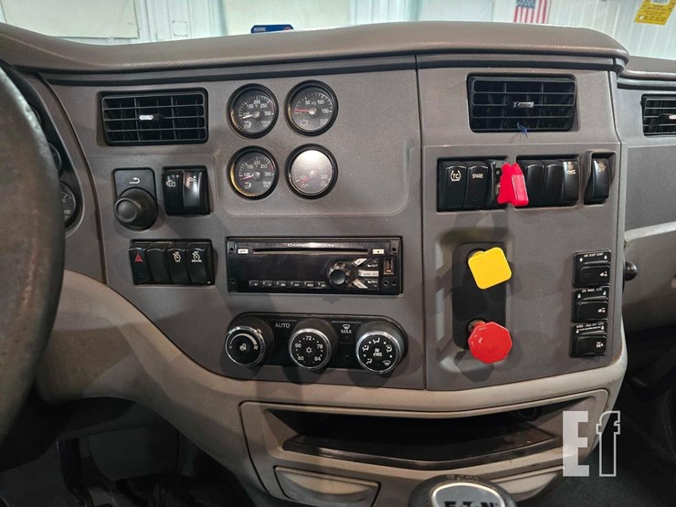 2017-peterbilt-579-image-14