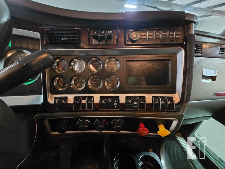 2016-kenworth-t800-image-14