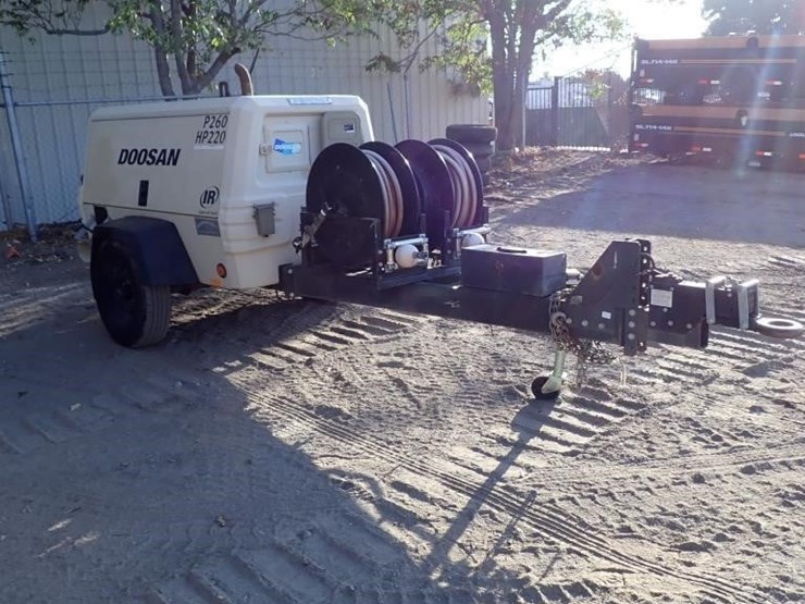 2012-doosan-p260-towable-air-compressor-image-2