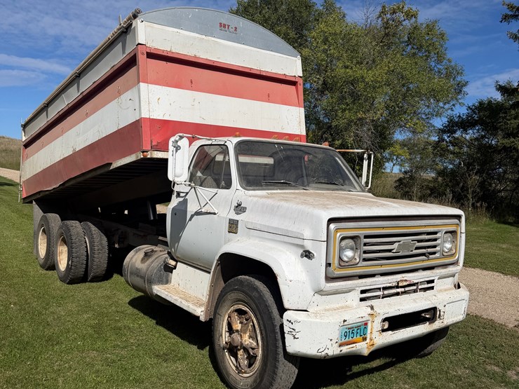1973-tag-tandem-366-5+2,-motor-has-very-low-miles,-good-power,-roll-tarp,-truck-runs-and-operates-good-image-1