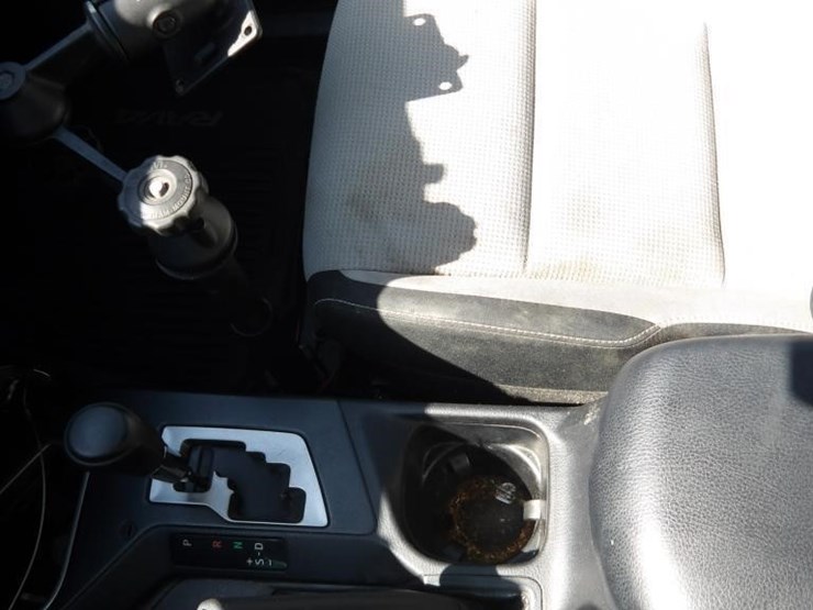 2016-toyota-rav4-xle-image-19